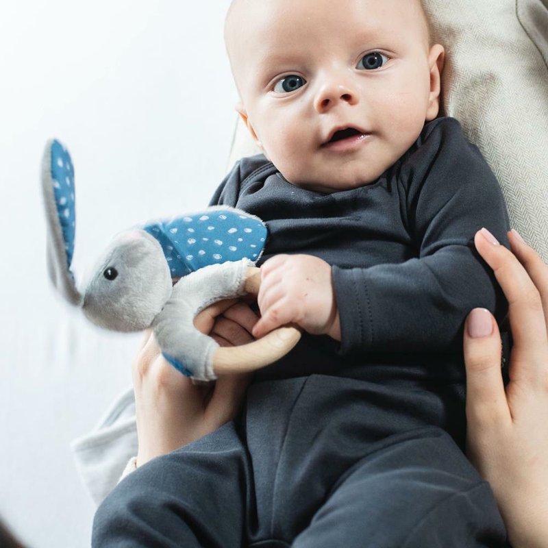 Whisbear - Eko gryzak drewniany Króliczek - szary