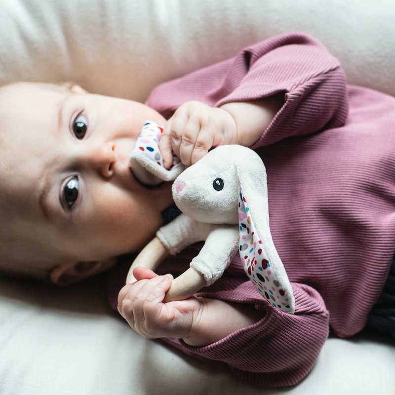 Whisbear - Eko gryzak drewniany Króliczek - kremow