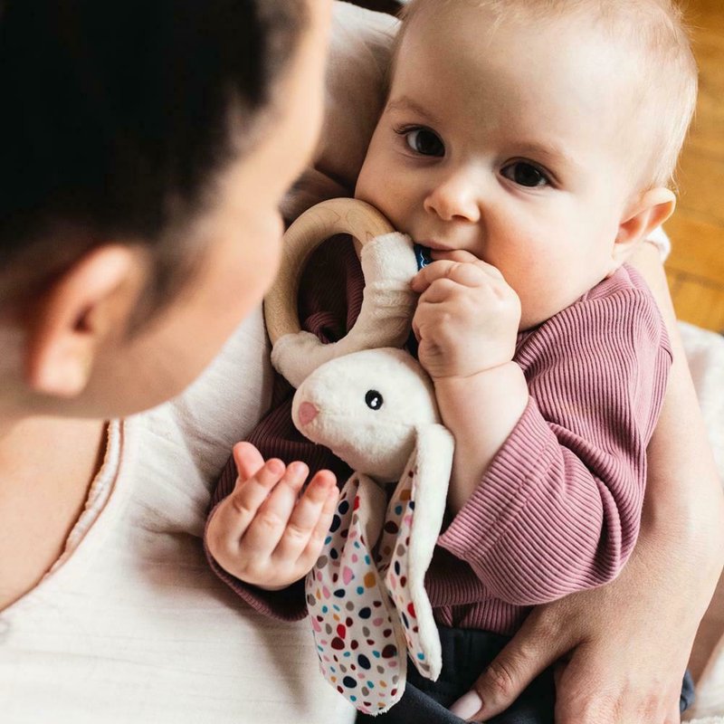 Whisbear - Eko gryzak drewniany Króliczek - kremow