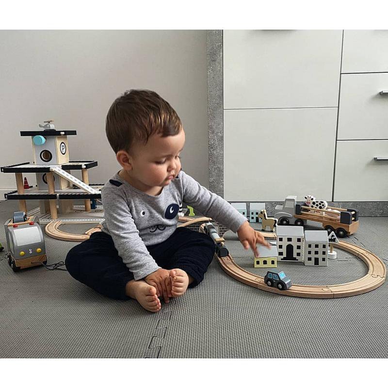 JaBaDaBaDo - Drewniany garaż, wielopoziomowy parking dla aut