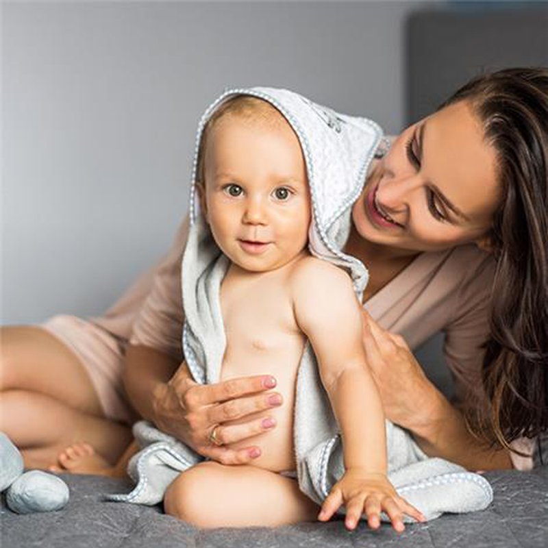 BABYONO - 345/03 Okrycie kąpielowe bambusowe - ręcznik z kapturkiem NATURAL BAMBOO 76x76cm szare