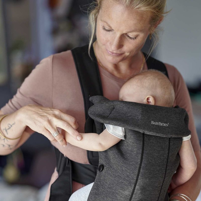 BABYBJORN MINI 3D Jersey – nosidełko, Szaroczarny