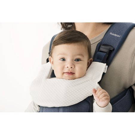 BABYBJORN - śliniaczek do nosidełka ergonomicznego BABYBJORN One, biały