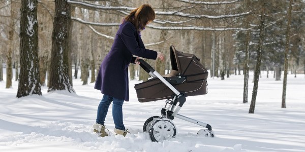 Przygotowania do zimowego spaceru z niemowlakiem
