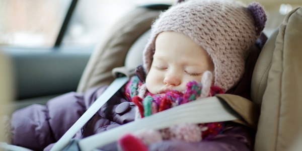 Przewożenie dziecka w foteliku samochodowym zimą – co trzeba wiedzieć?